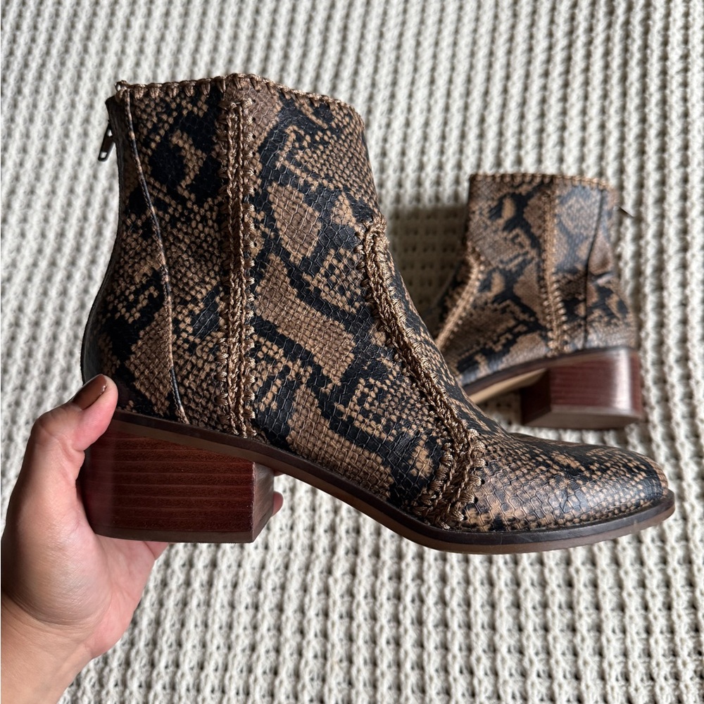 Chelsea & Violet Snakeskin Embossed Leather Ankle Boots Brown Size 8.5 Western